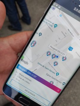 L'application affiche une carte des voitures disponibles. En bas, on peut lire, son adresse, la distance qui nous sépare d'elle et une estimation de son autonomie.  // Source : Numerama