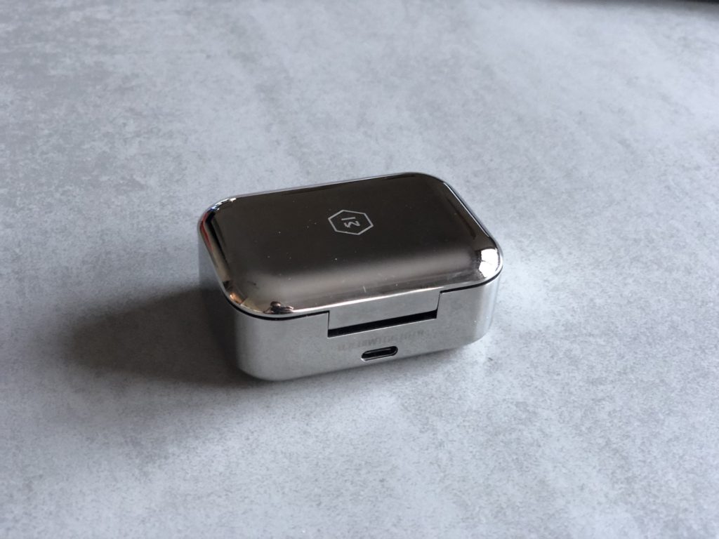 Port USB-C du boîtier des écouteurs sans-fil MW07 // Source : Numerama (Maxime Claudel) Port USB-C du boîtier des écouteurs sans-fil MW07 // Source : Numerama (Maxime Claudel)