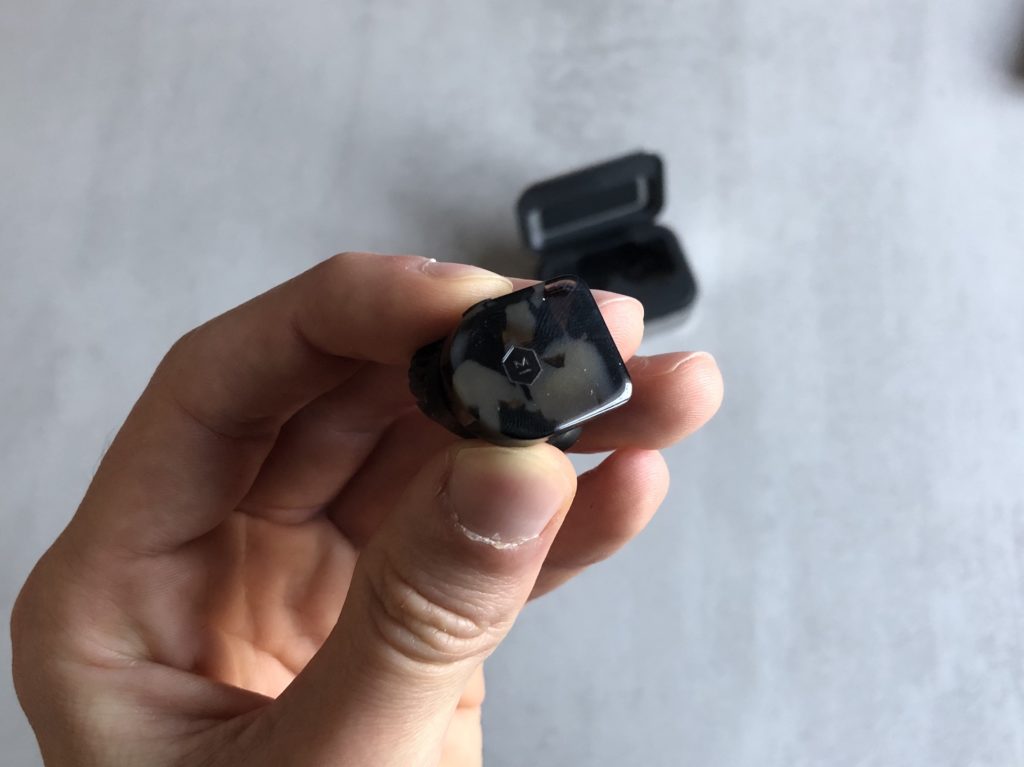 Une oreillette MW07 // Source : Numerama (Maxime Claudel) Une oreillette MW07 // Source : Numerama (Maxime Claudel)