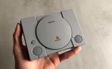 La PlayStation Classic tient dans le creux de la main // Source : Numerama (Maxime Claudel) La PlayStation Classic tient dans le creux de la main // Source : Numerama (Maxime Claudel)