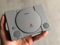 La PlayStation Classic tient dans le creux de la main // Source : Numerama (Maxime Claudel)
