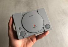 La PlayStation Classic tient dans le creux de la main // Source : Numerama (Maxime Claudel)