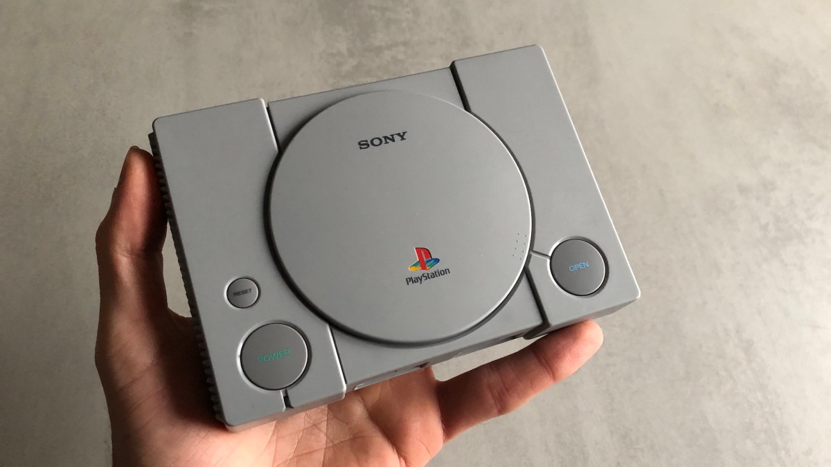 La PlayStation Classic tient dans le creux de la main // Source : Numerama (Maxime Claudel)