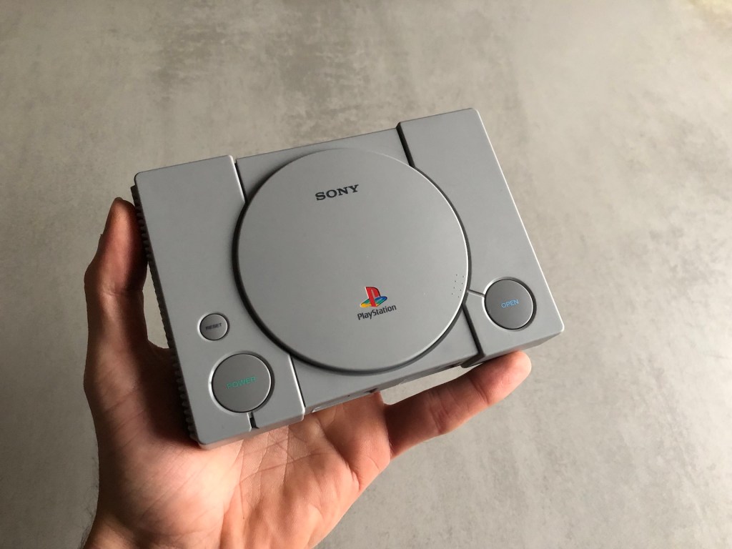 La PlayStation Classic tient dans le creux de la main // Source : Numerama (Maxime Claudel)