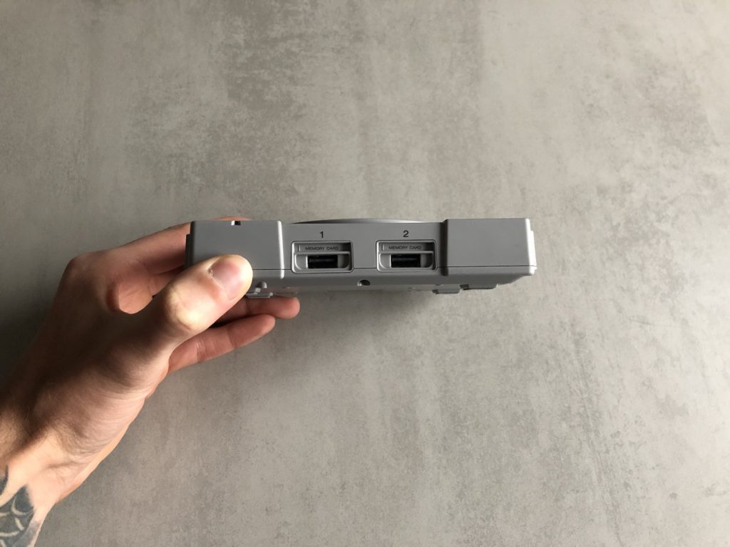 Avant de la PlayStation Classic // Source : Numerama (Maxime Claudel) Avant de la PlayStation Classic // Source : Numerama (Maxime Claudel)