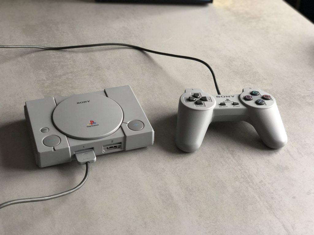 PlayStation Classic et sa manette DualShock // Source : Numerama (Maxime Claudel)