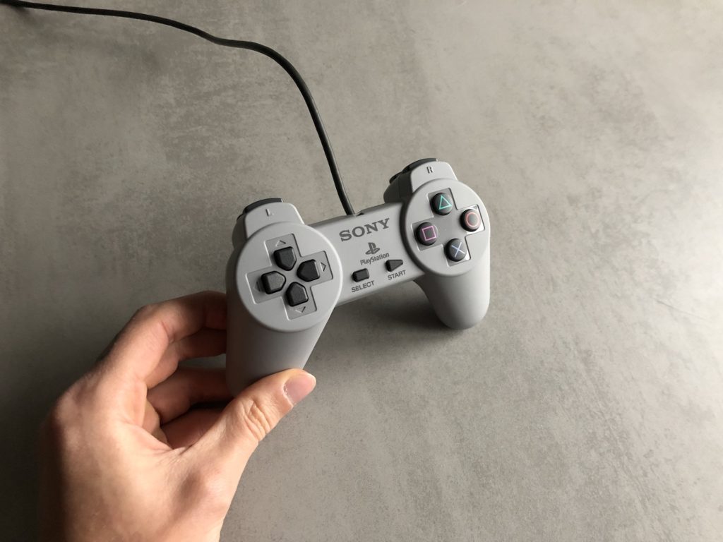 Manette DualShock de la PlayStation Classic // Source : Numerama (Maxime Claudel) Manette DualShock de la PlayStation Classic // Source : Numerama (Maxime Claudel)
