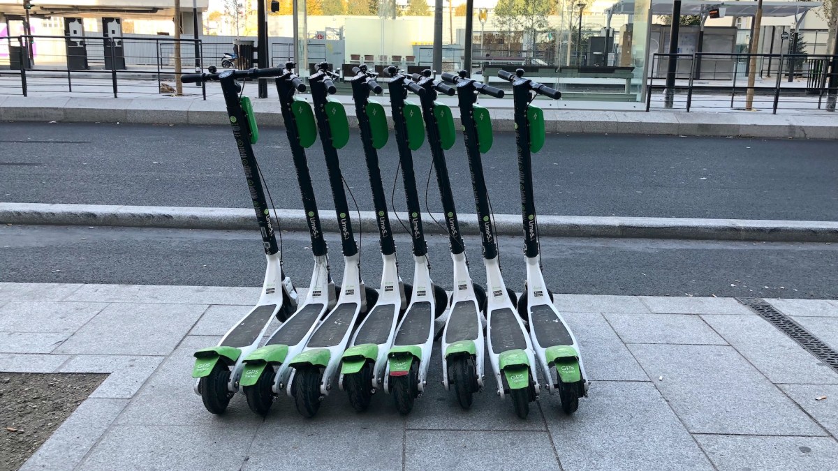 Des trottinettes Lime à Paris // Source : Marie Turcan pour Numerama