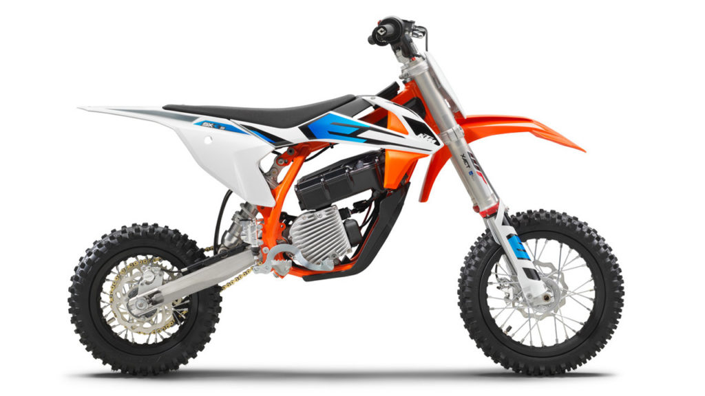 La KTM SX E5 présente les mêmes caractéristiques que la EE5, avec la couleur orange de la marque autrichienne. // Source : Husqvarna