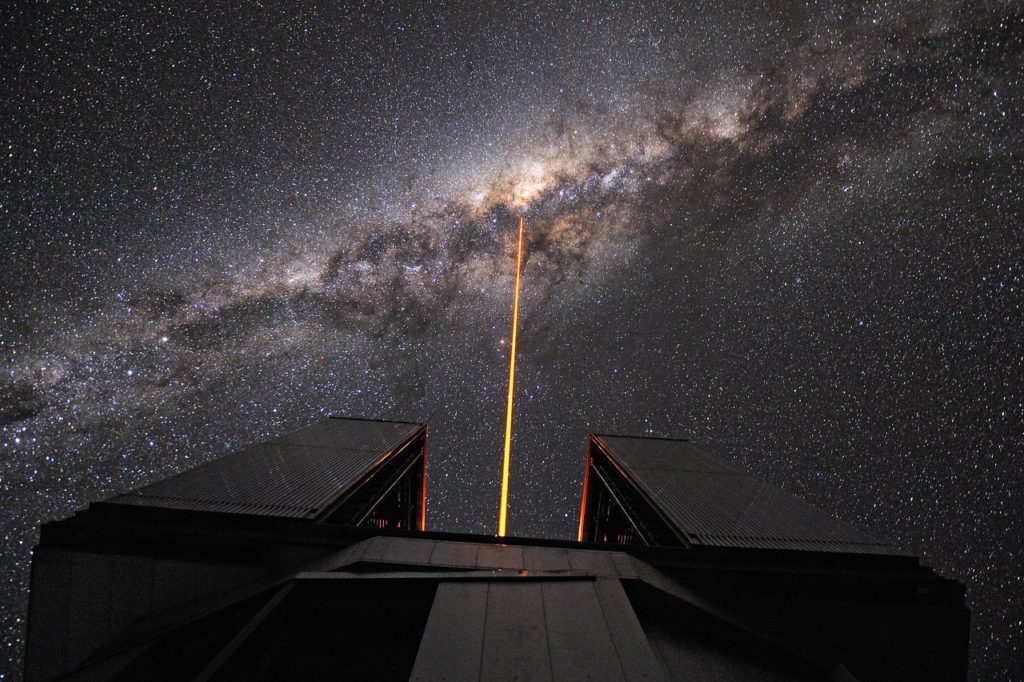 Le VLT utilisant un laser pour créer une étoile guide lors des observations. // Source : Flickr/CC/G. Hüdepohl (atacamaphoto.com)/ESO