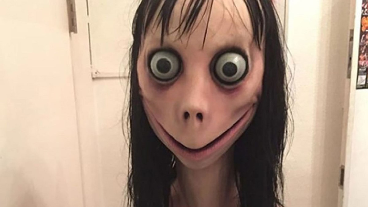 Le Momo Challenge serait un jeu macabre circulant sur les réseaux sociaux. // Source : Capture d'écran YouTube