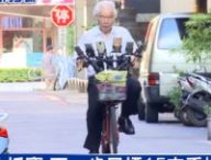 Ce Taïwanais de 70 ans joue à Pokémon Go sur son vélo. // Source : Capture d'écran YouTube / CH51