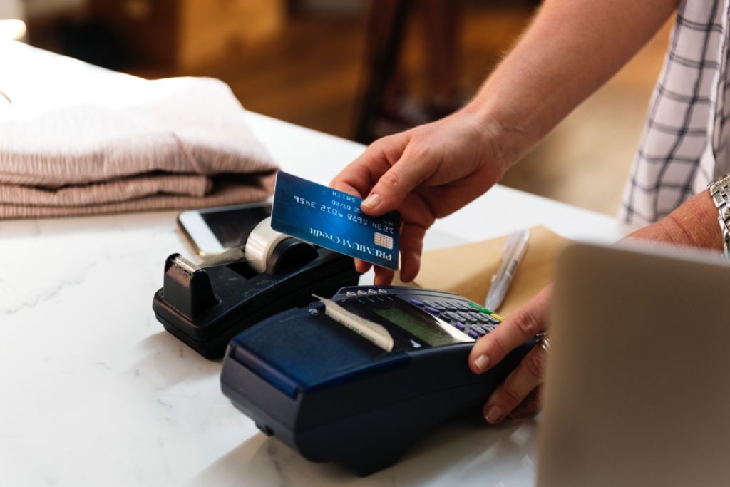 Un terminal de paiement et une carte bancaire. // Source : rawpixel