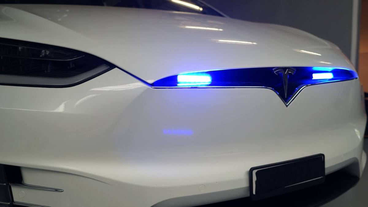 Tesla Model X Police Suisse // Source : Facebook