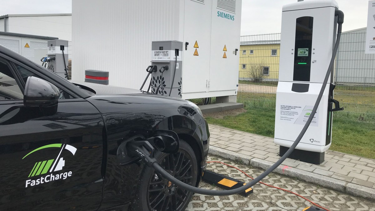 Une Taycan en charge rapide // Source : Porsche