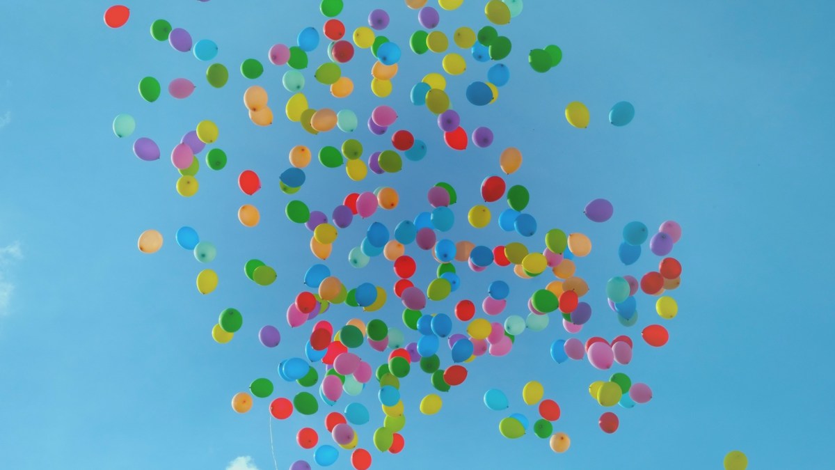 Des ballons dans le ciel. // Source : Pxhere/CC0 Domaine public (photo recadrée)