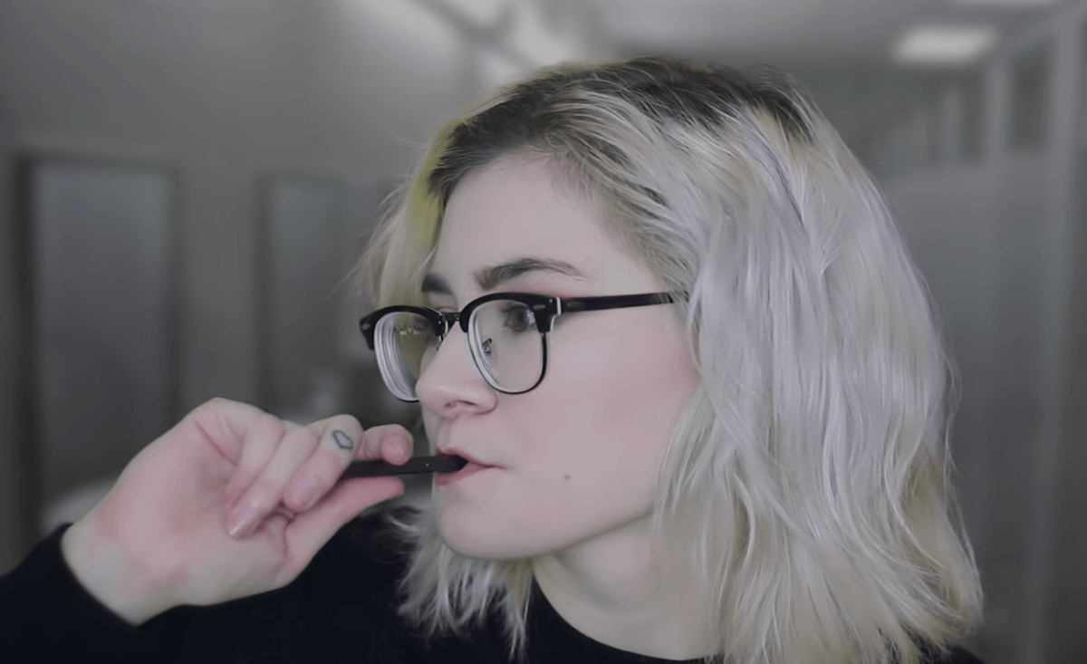 Une vidéaste fait une vidéo ASMR sur une JUUL // Source : YouTube/Cloverless ASMR