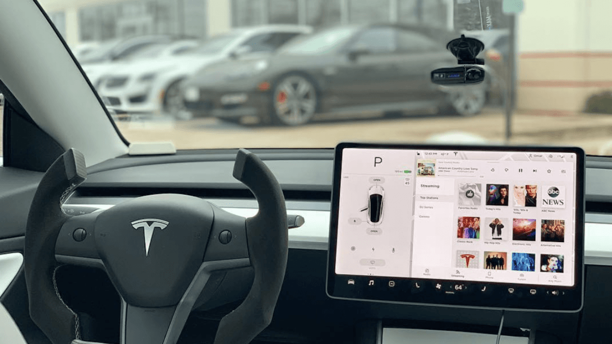 Volant sport pour Tesla Model 3 // Source : TAW Chicago