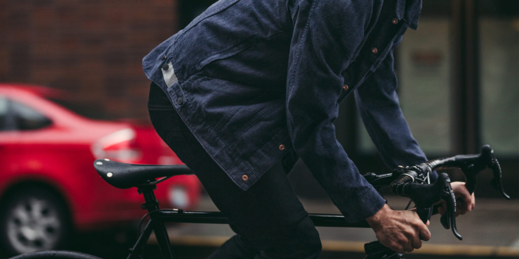 La veste connectée a été pensé pour les cyclistes, afin qu'ils accèdent les fonctionnalités de leur smartphone tout en pédalant. // Source : Levi's