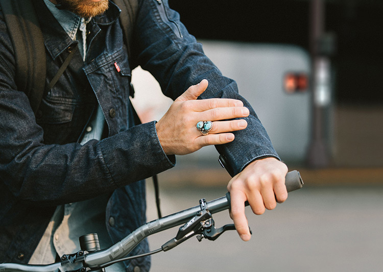 Les utilisateurs de la Commuter X Jacquard peuvent utiliser certains fonctionnalité de leur smartphone en touchant leur manche gauche. // Source : Levi's