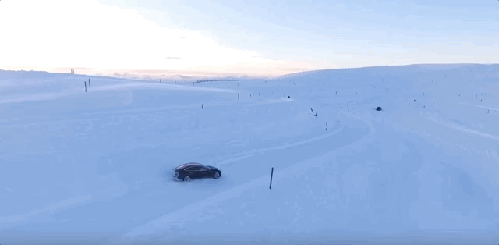 Gif Model 3 sur la neige // Source : Numerama