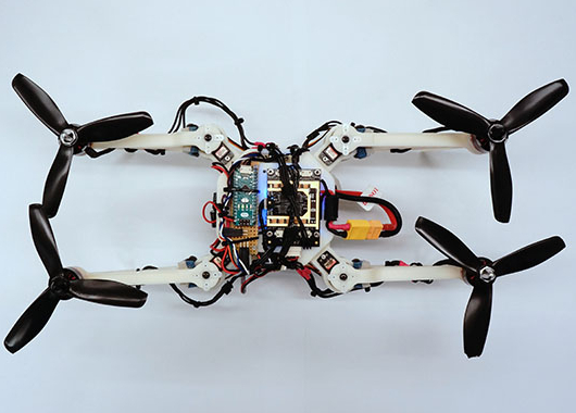 Le drone peut prendre une forme allongée pour voler dans un passage étroit. // Source : UZH