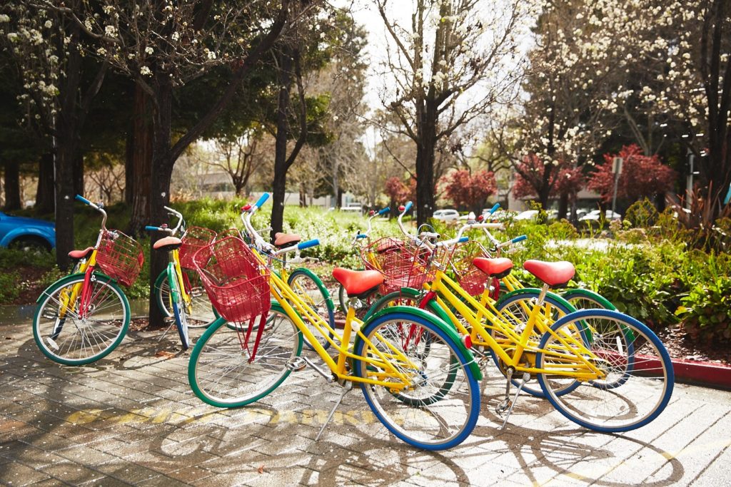 Des vélos aux couleurs de Google, sur le campus. // Source : Google