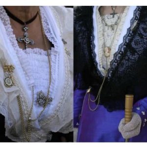 Selon Yuri Deigin, les costumes portés ne correspondent pas à la bonne époque. // Source : Capture d'écran Medium / Yuri Deigin Selon Yuri Deigin, les costumes portés ne correspondent pas à la bonne époque. // Source : Capture d'écran Medium / Yuri Deigin