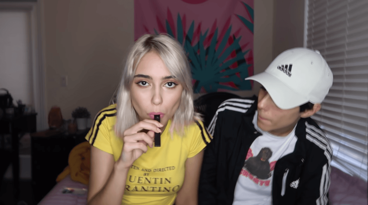 La vidéaste Gabriella Marie teste une JUUL // Source : YouTube/Gabriella Marie