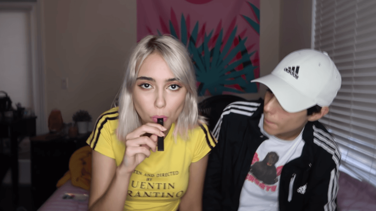 La vidéaste Gabriella Marie teste une JUUL // Source : YouTube/Gabriella Marie