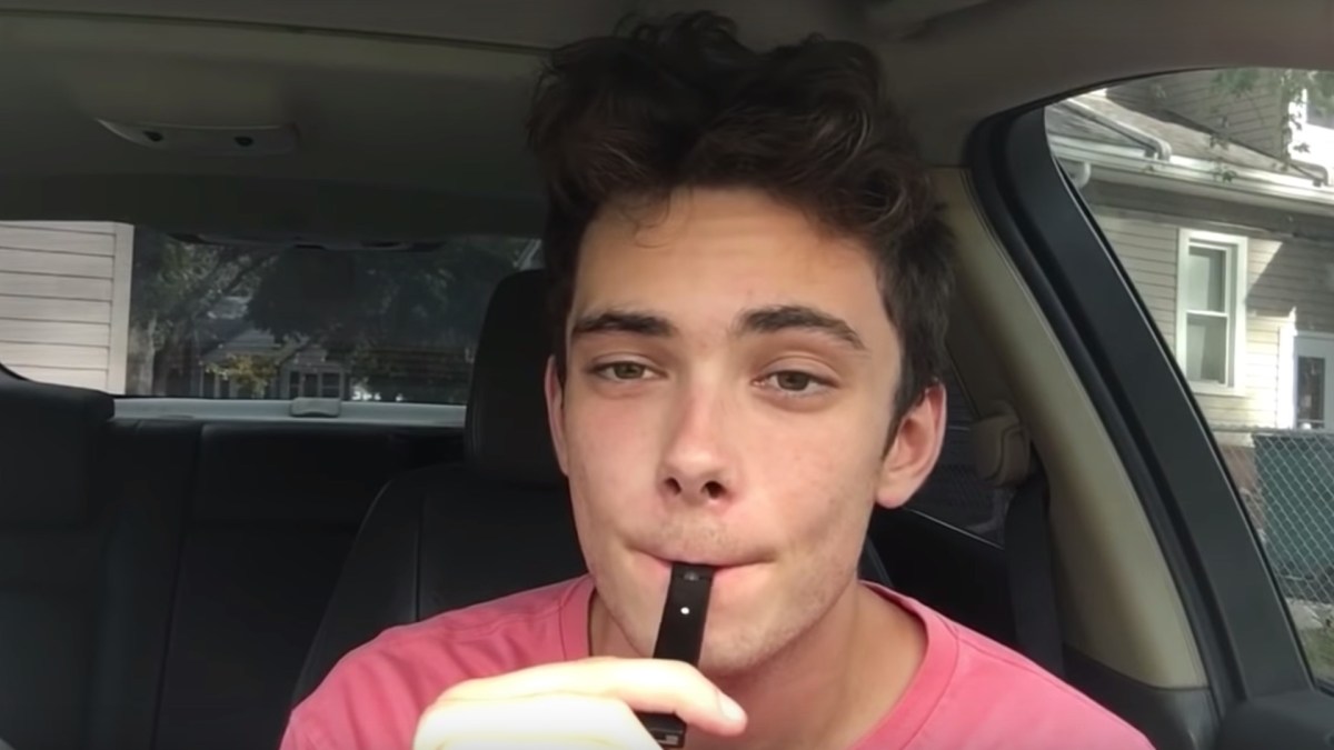 Un youtubeur en train de tester une JUUL // Source : YouTube/DonnyVapes