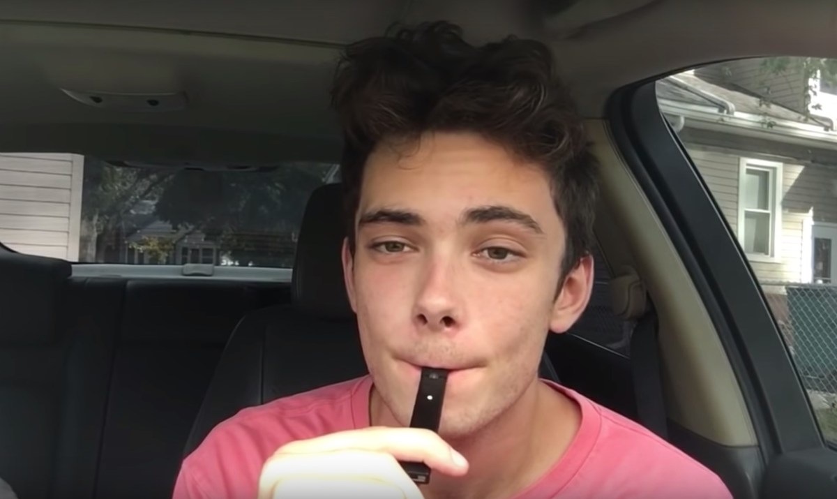 Un youtubeur en train de tester une JUUL // Source : YouTube/DonnyVapes