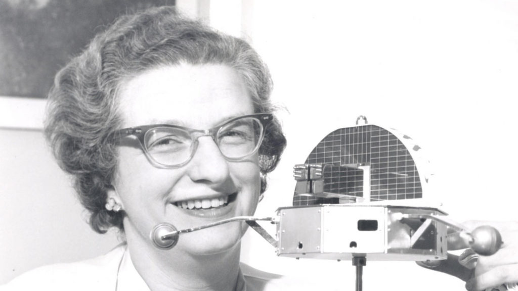 Nancy Grace Roman pose près d'un modèle de l'Orbiting Solar Observatory en 1962. // Source : Flickr/CC/Nasa Hubble Space Telescope (photo recadrée)