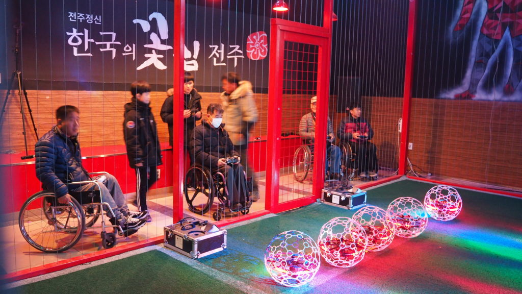 Une équipe de personnes en situation de handicap joue au drone soccer // Source : Ophélie Surcouf Une équipe de personnes en situation de handicap joue au drone soccer // Source : Ophélie Surcouf