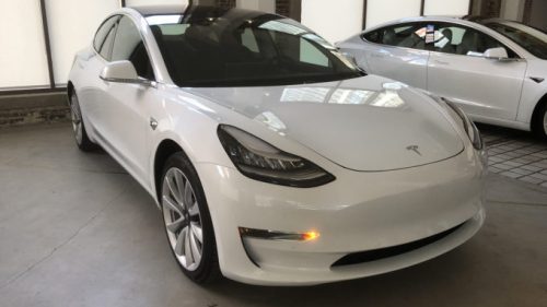 Tesla Model 3 rangée // Source : Nicolas Valeano pour Numerama
