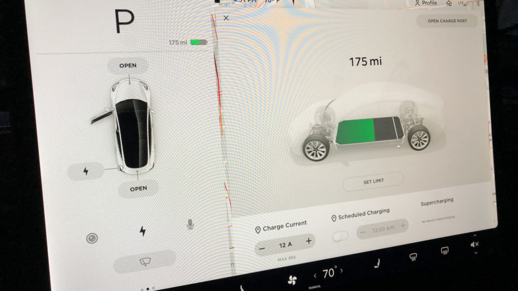 L'écran large et l'affichage batterie des Tesla // Source : Nicolas Valeano pour Numerama