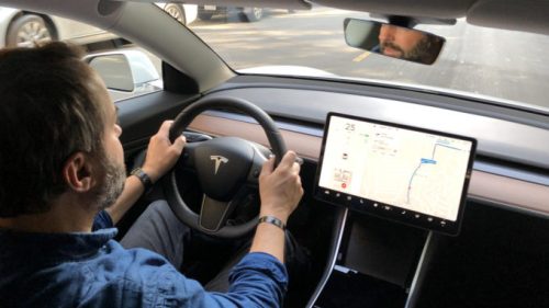 Au volant de la Tesla Model 3 // Source : Nicolas Valeano pour Numerama