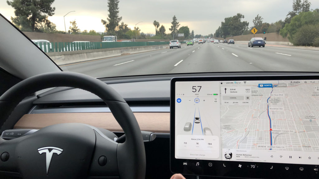 Vue du cockpit de la Tesla Model 3 // Source : Nicolas Valeano pour Numerama