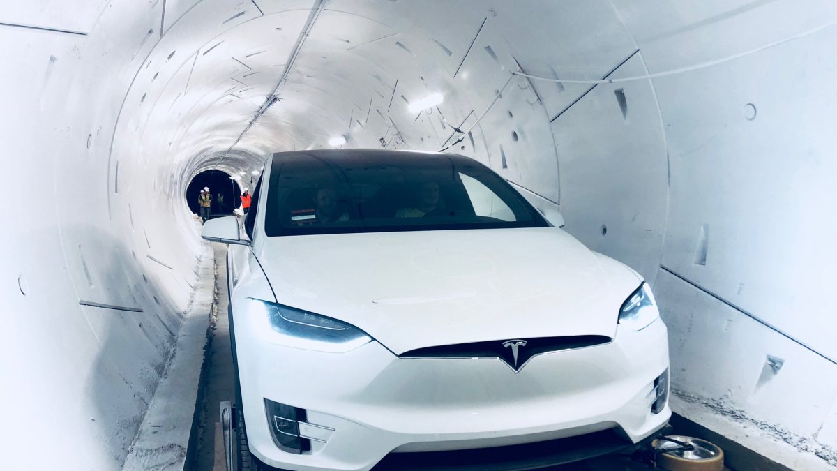 Une Tesla dans le tunnel de The Boring Company. // Source : The Boring Company