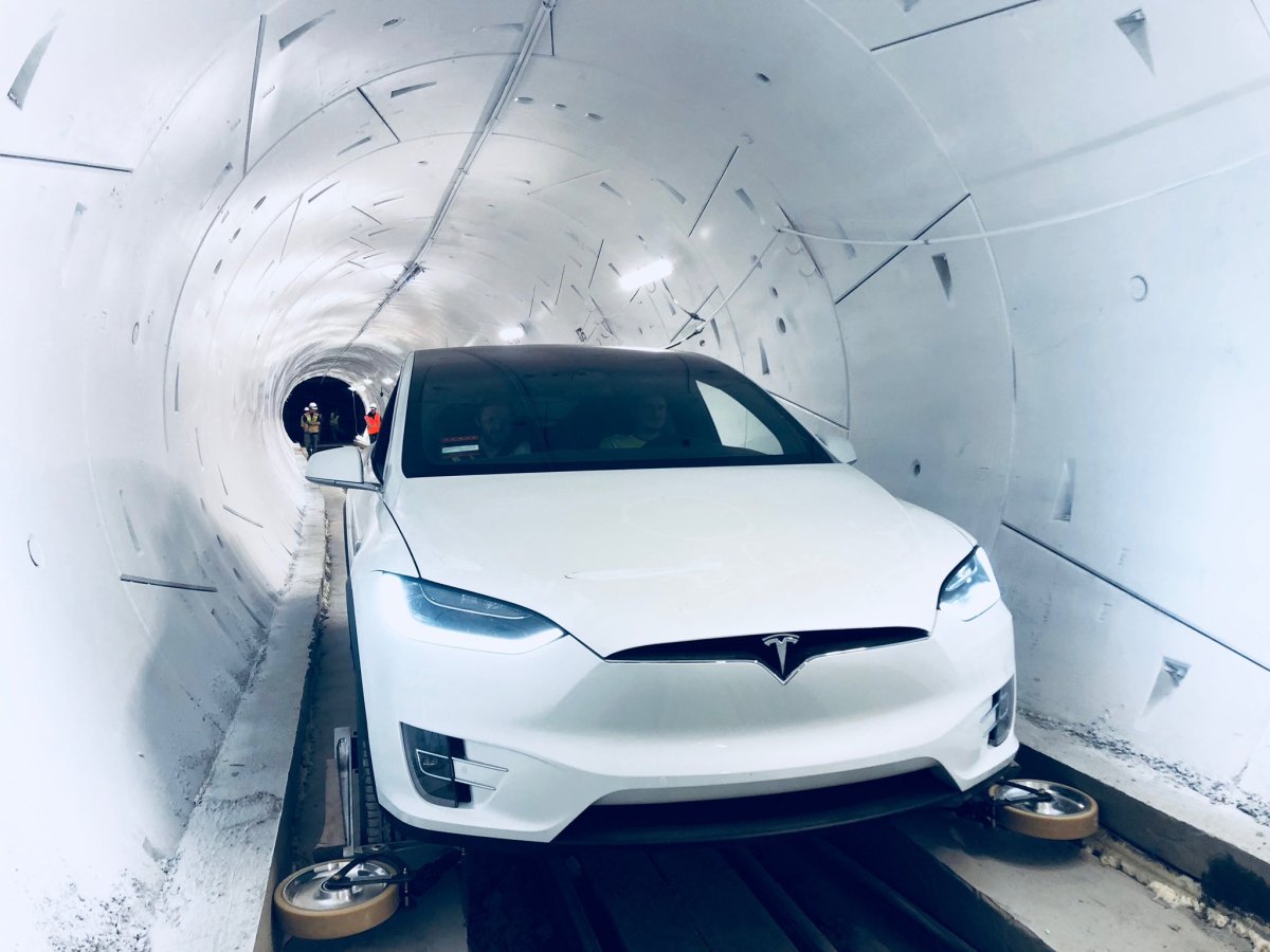 Une Tesla dans le tunnel de The Boring Company. // Source : The Boring Company