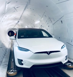 Une Tesla dans le tunnel de The Boring Company. // Source : The Boring Company