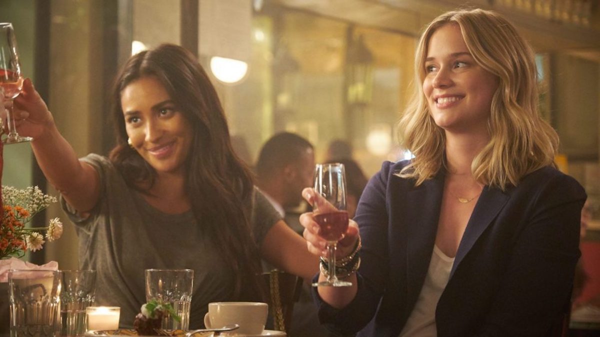 Shay Mitchell et Elizabeth Lail dans "You"  // Source : Lifetime