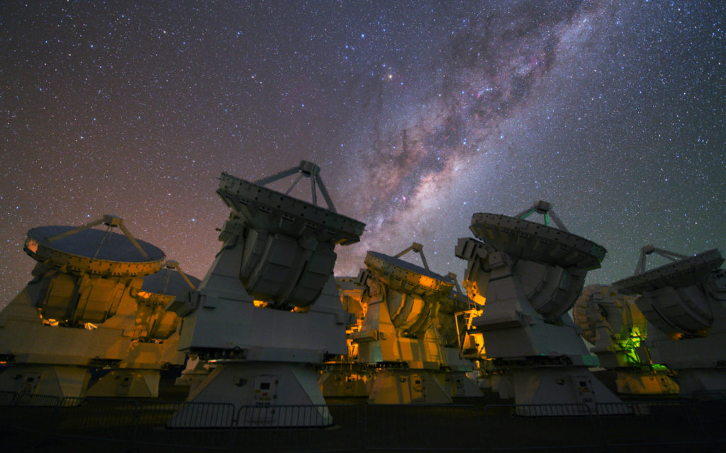 Les antennes du réseau ALMA. // Source : ESO/Y.Beletsky (photo recadrée)
