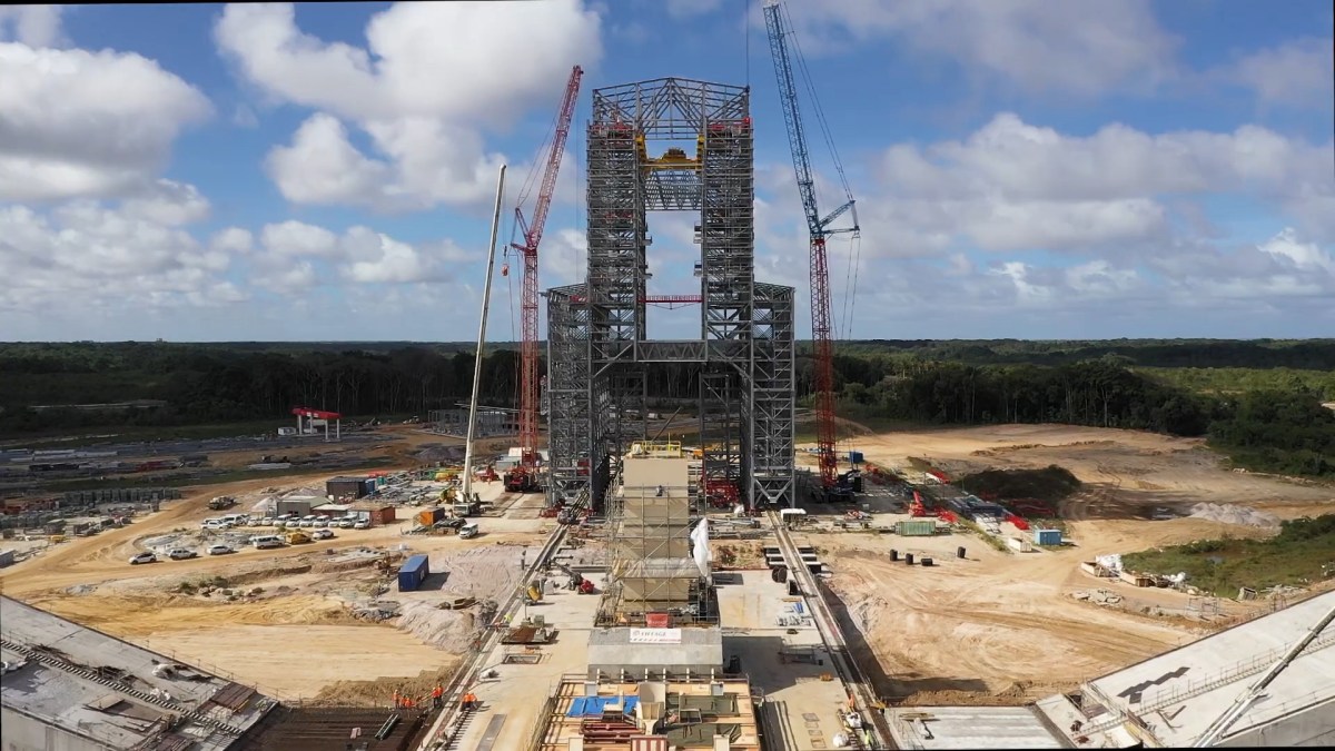 Le portique mobile en construction. // Source : CNES