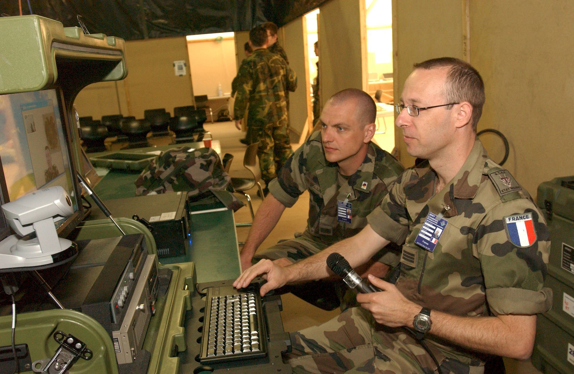Des militaires français de la transmission, en 2007. // Source : Dayton Mitchell, via Wikipedia