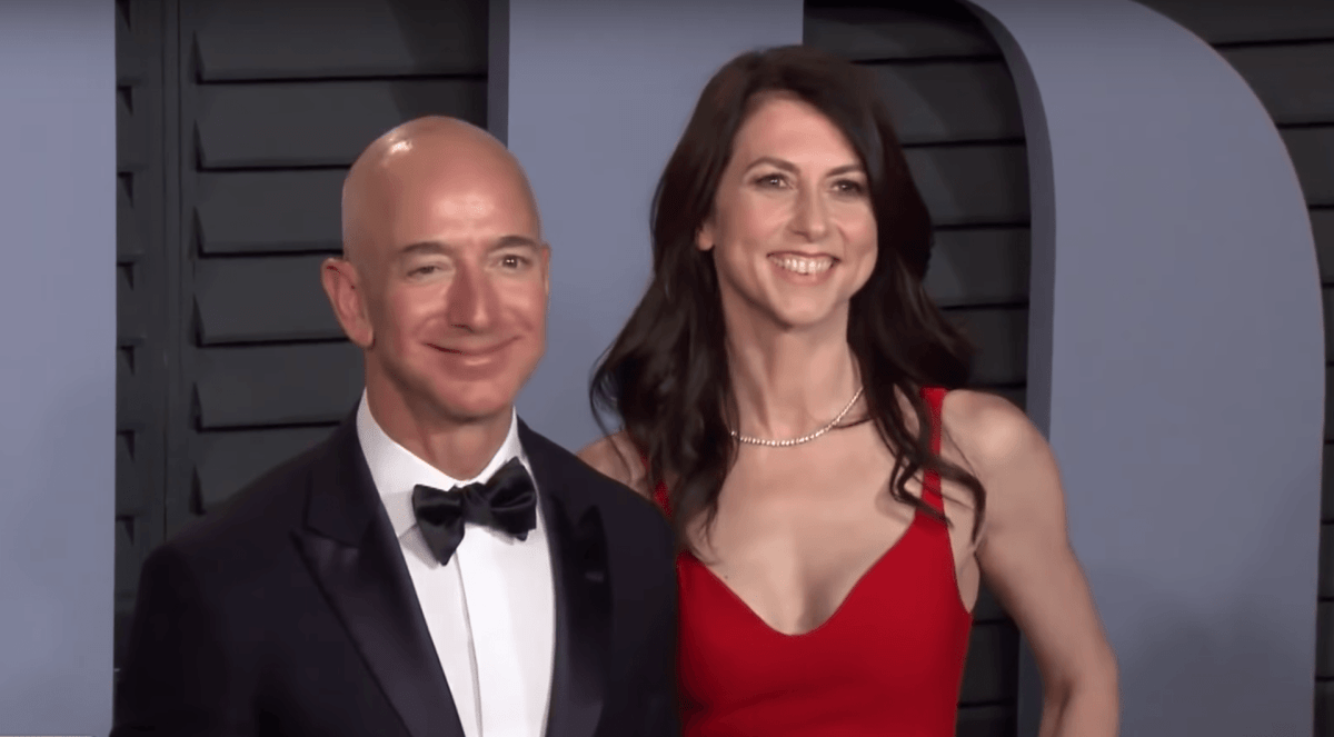 Jeff et MacKenzie Bezos // Source : YouTube