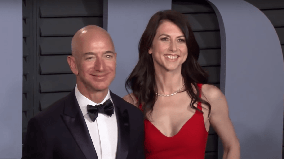 Jeff et MacKenzie Bezos // Source : YouTube