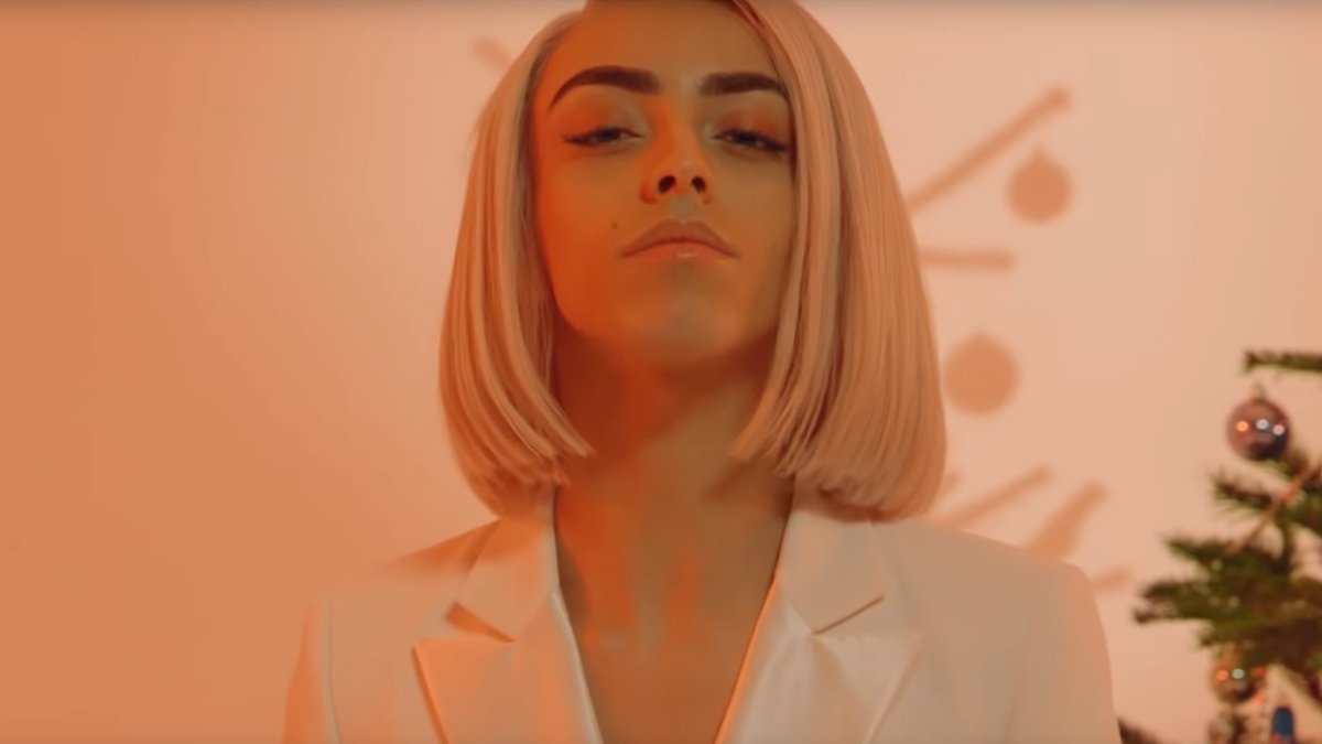 Bilal Hassani, dans l'un de ses clips. // Source : Capture d'écran YouTube / Bilal Hassani