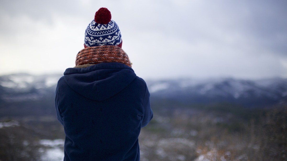 Une personne en hiver. // Source : Pixabay (photo recadrée)