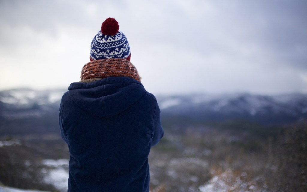 Une personne en hiver. // Source : Pixabay (photo recadrée)